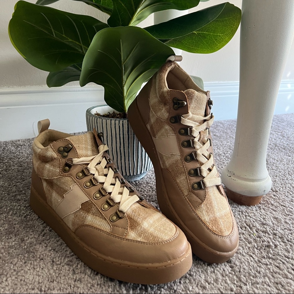 Oasis Society Sneakers, Size 10